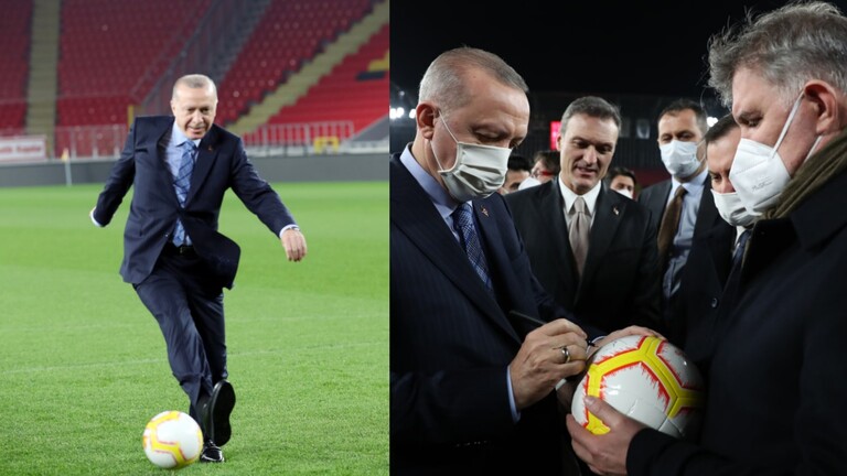 الرئيس التركي رجب طيب أردوغان ينفذ ركلة جزاء