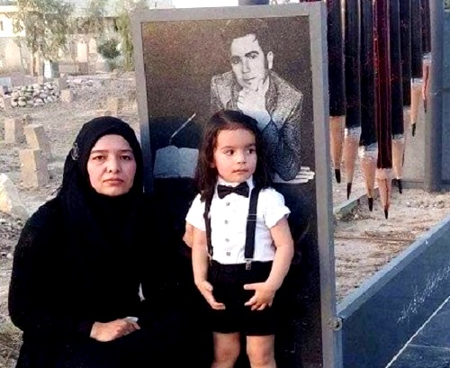 شيرين أمين وولدها آمد، عند ضريح زوجها الصحفي كاوة كرمياني.