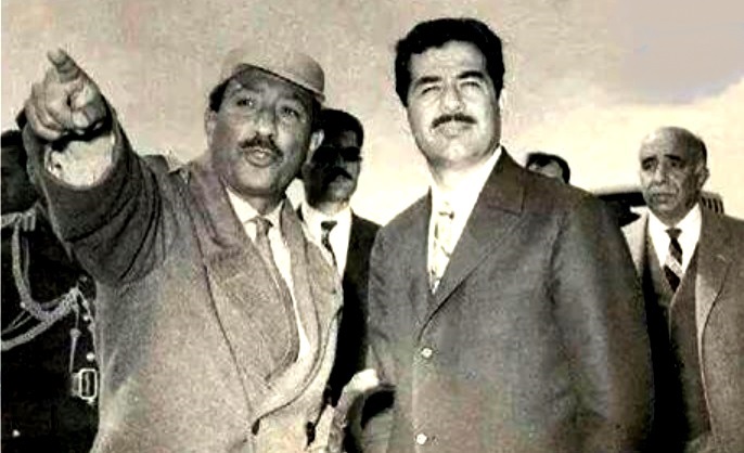 صدام والسادات في جبهة القتال مع العدو الصهيوني ويظهر الكاتب خلفهما.