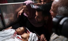 أنقذ الجيران الفتاة وشقيقتها ونقلوهما إلى المستشفى في حالة حرجة.