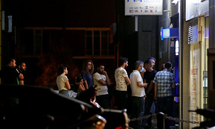 المواطنون تهافتوا لسحب ما أمكن من الودائع وفوجئوا بتوقّفها 