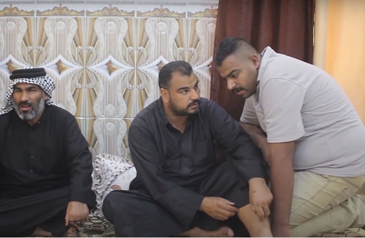الشاب (وسط) الذي وقع عليه التعذيب وأدلى باعتراف تحت الإكراه وعثر عليه زوجته حية بعد اعترافه بقتلها