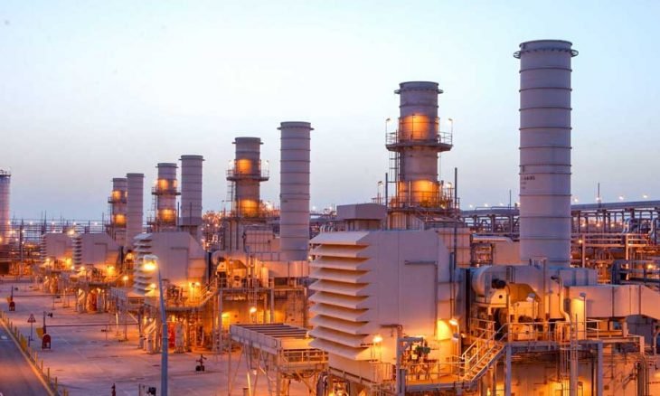 أخطرت شركة أرامكو السعودية العملاء بخفض أسعار النفط
