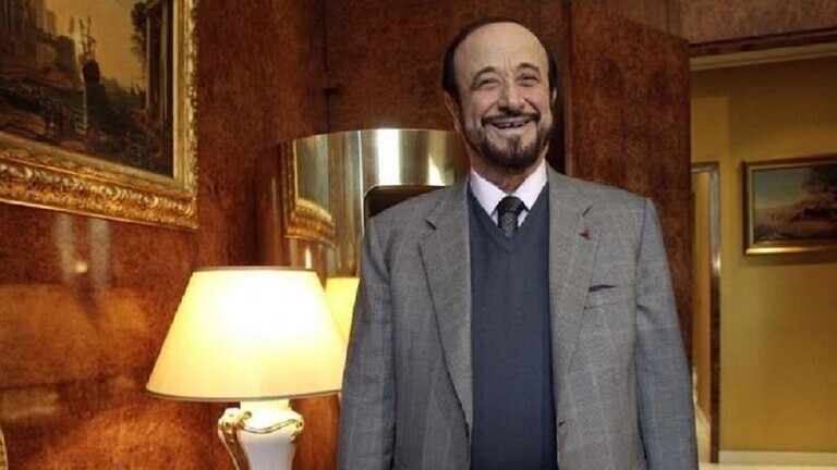 تستذكر الصحيفة الوسام الذي منحه الرئيس الفرنسي الأسبق فرانسوا ميتران لرفعت