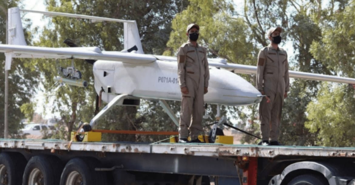 ميليشيات الحشد الشعبي تستعرض طائرات إيرانية مسيرة خلال عرض لها في العراق في حزيران الماضي.