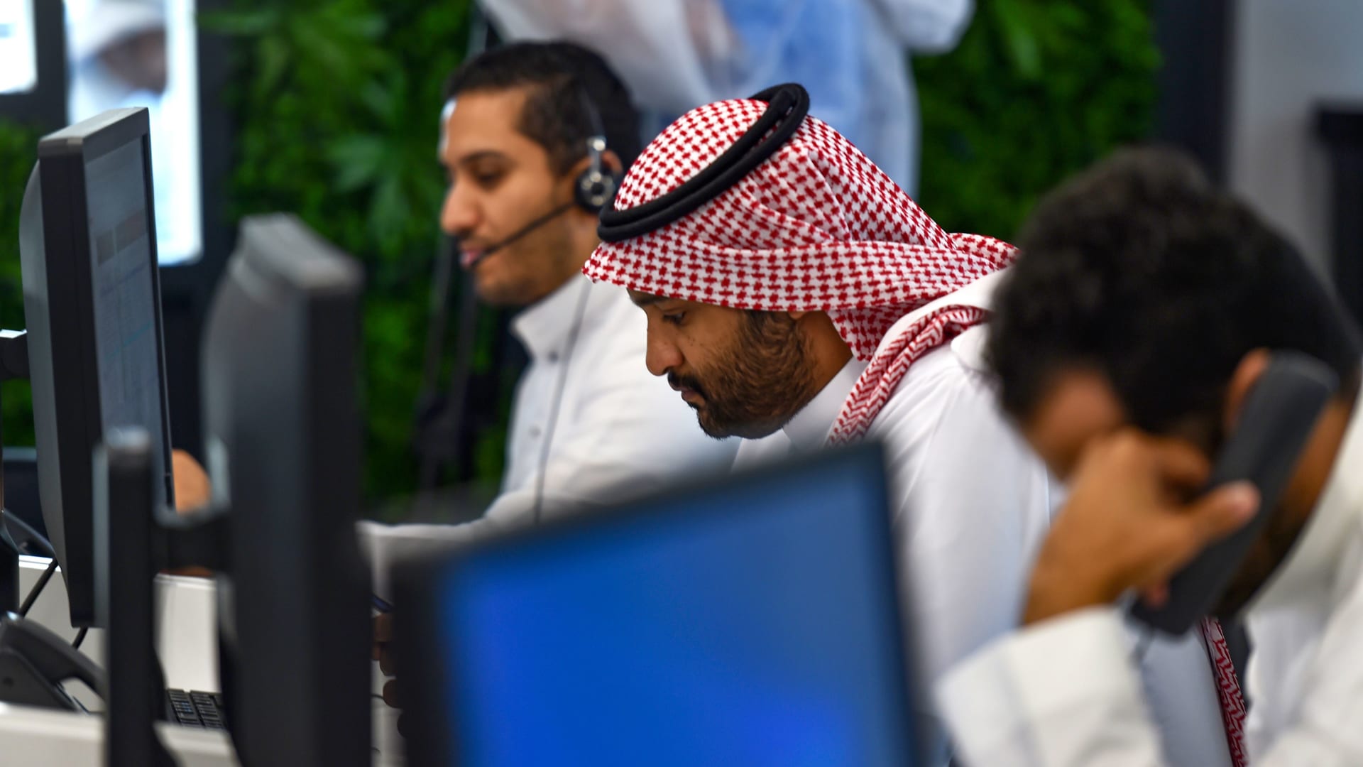 نفت الوزارة دراسة موضوع تقليص أيام العمل