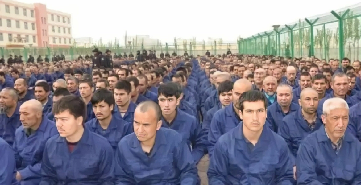 صورة متداولة لمعتقلين من مسلمي الإيغور داخل المعسكرات الصينية