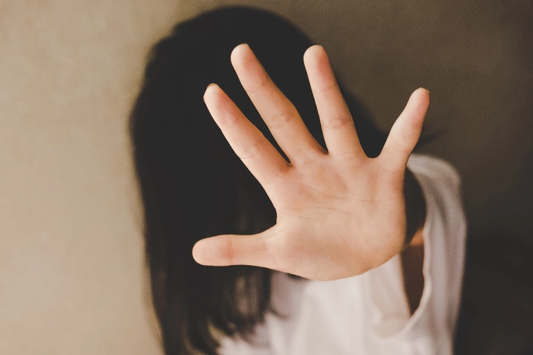 لجنة متابعة ضحايا زنا المحارم بفرنسا: معاناة الأطفال تستمر طيلة حياتهم 